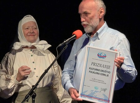 Sašo Zupan izroča priznanje Ireni Naglič za 20 let ohranjanja Folklorne dediščine